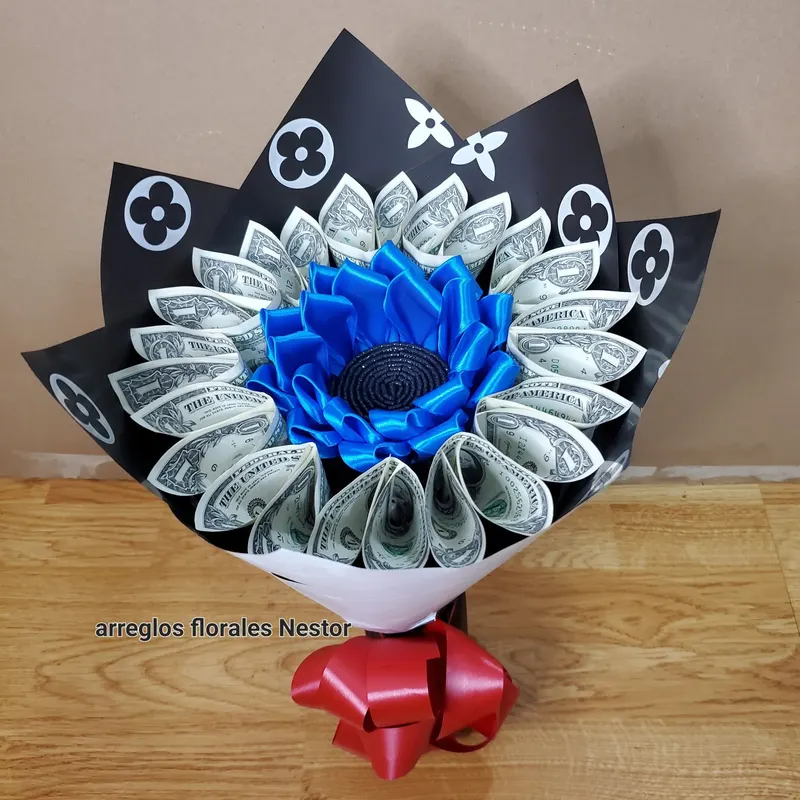 Ramo de dinero con flor azul en papel negro
