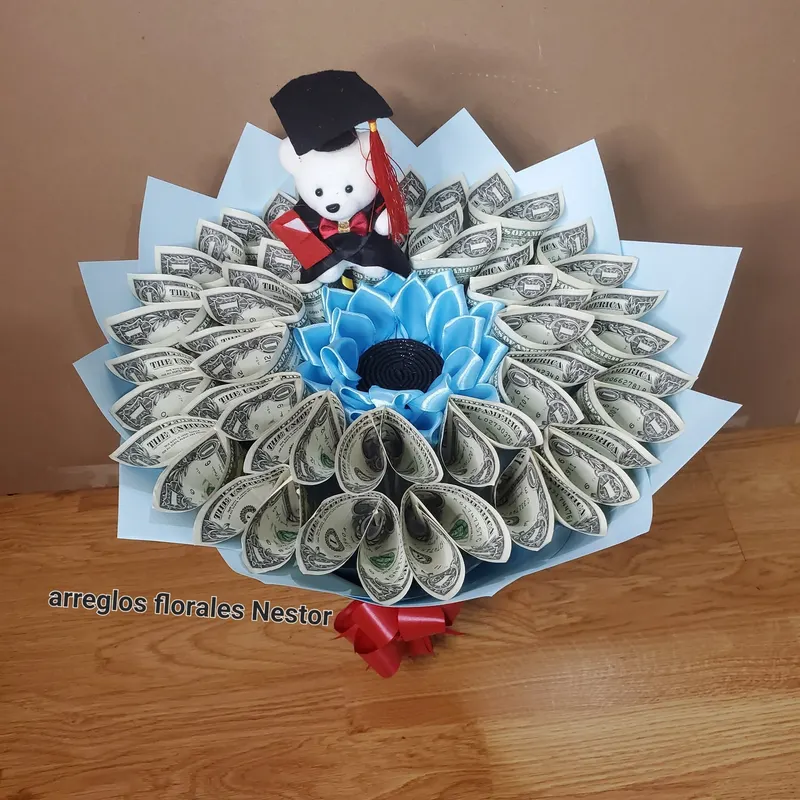 Ramo de dinero azul con osito graduado en papel azul cielo