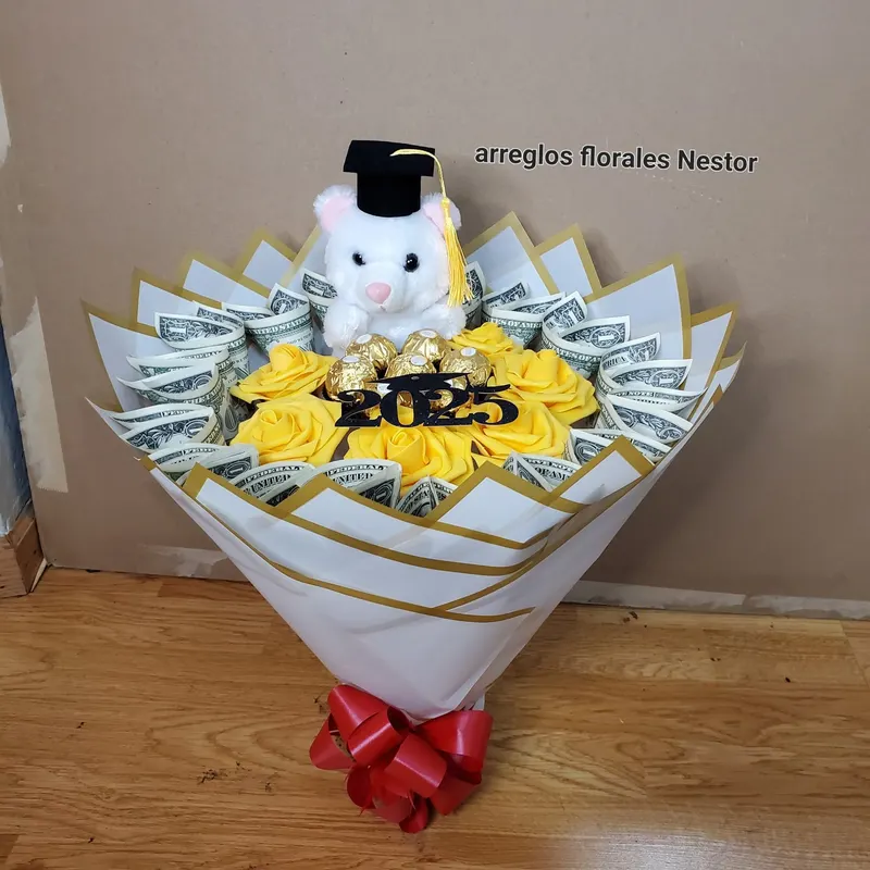 Ramo de dinero dorado 2025 con cochinito de graduación